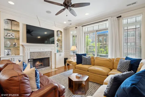 $650,000 | 858 West Diversey Parkway, Unit 2E, Chicago, IL 60614