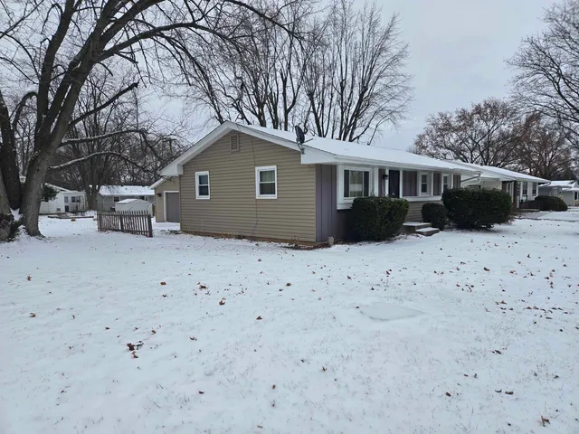 $189,900 | 1002 Fieldcrest Drive, Rockford, IL 61108