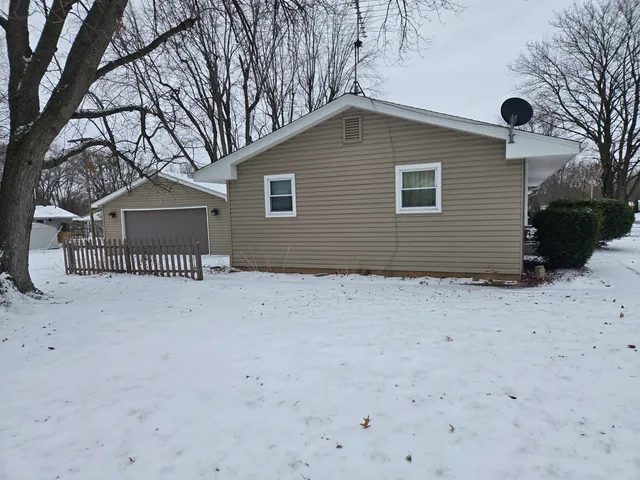 $189,900 | 1002 Fieldcrest Drive, Rockford, IL 61108