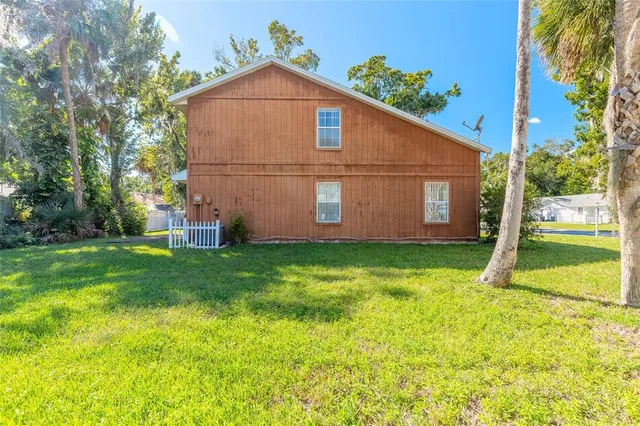 a view of backyard with garden