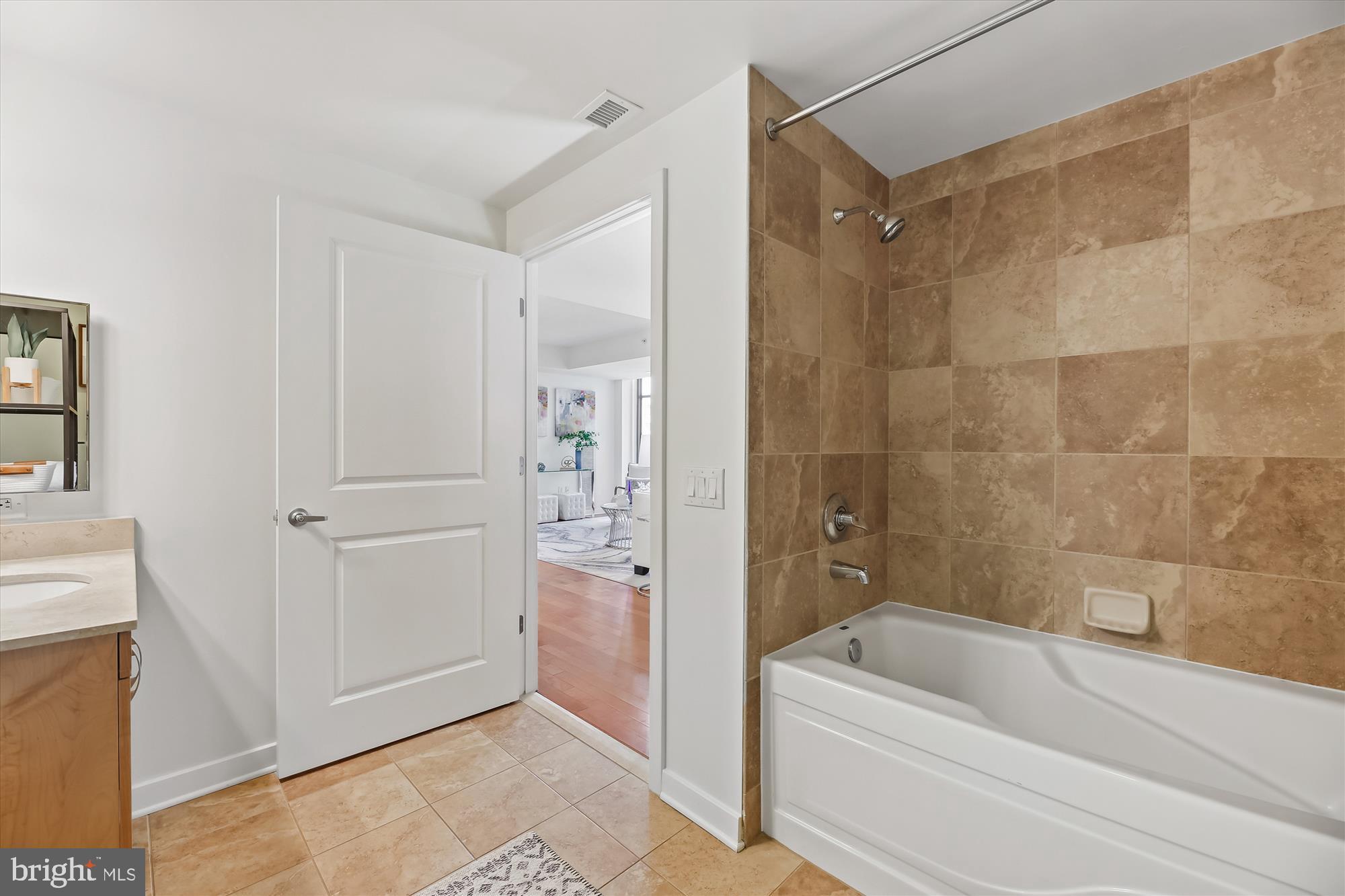 475 K Street Northwest, Unit 626 Washington, DC 20001 - Photo 21 of 59 Extra large 2nd full bathroom