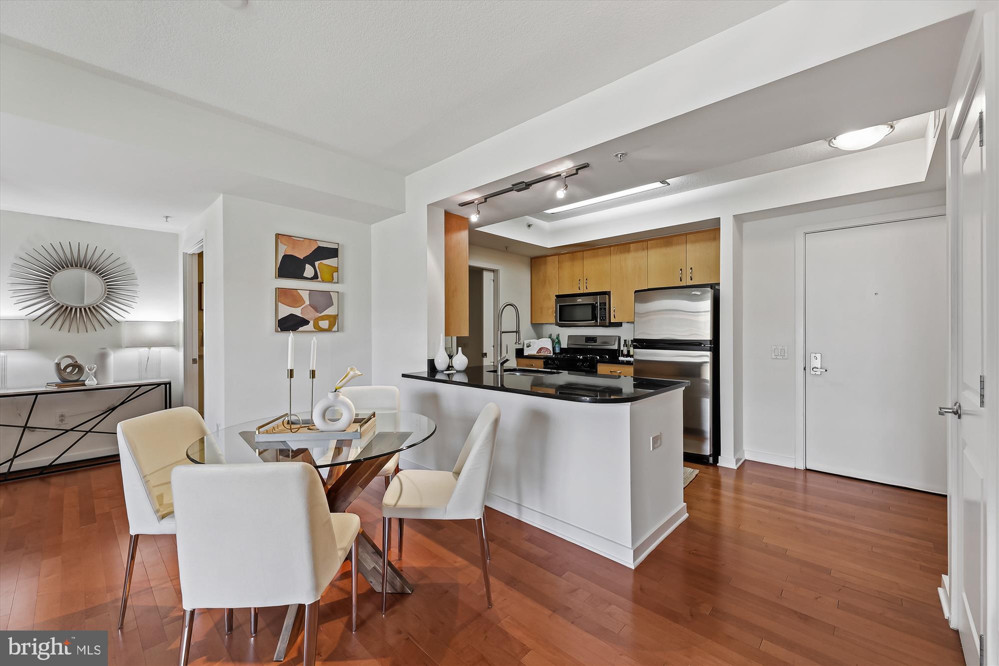 475 K Street Northwest, Unit 626 Washington, DC 20001 - Photo 6 of 59 Dining area with breakfast bar area