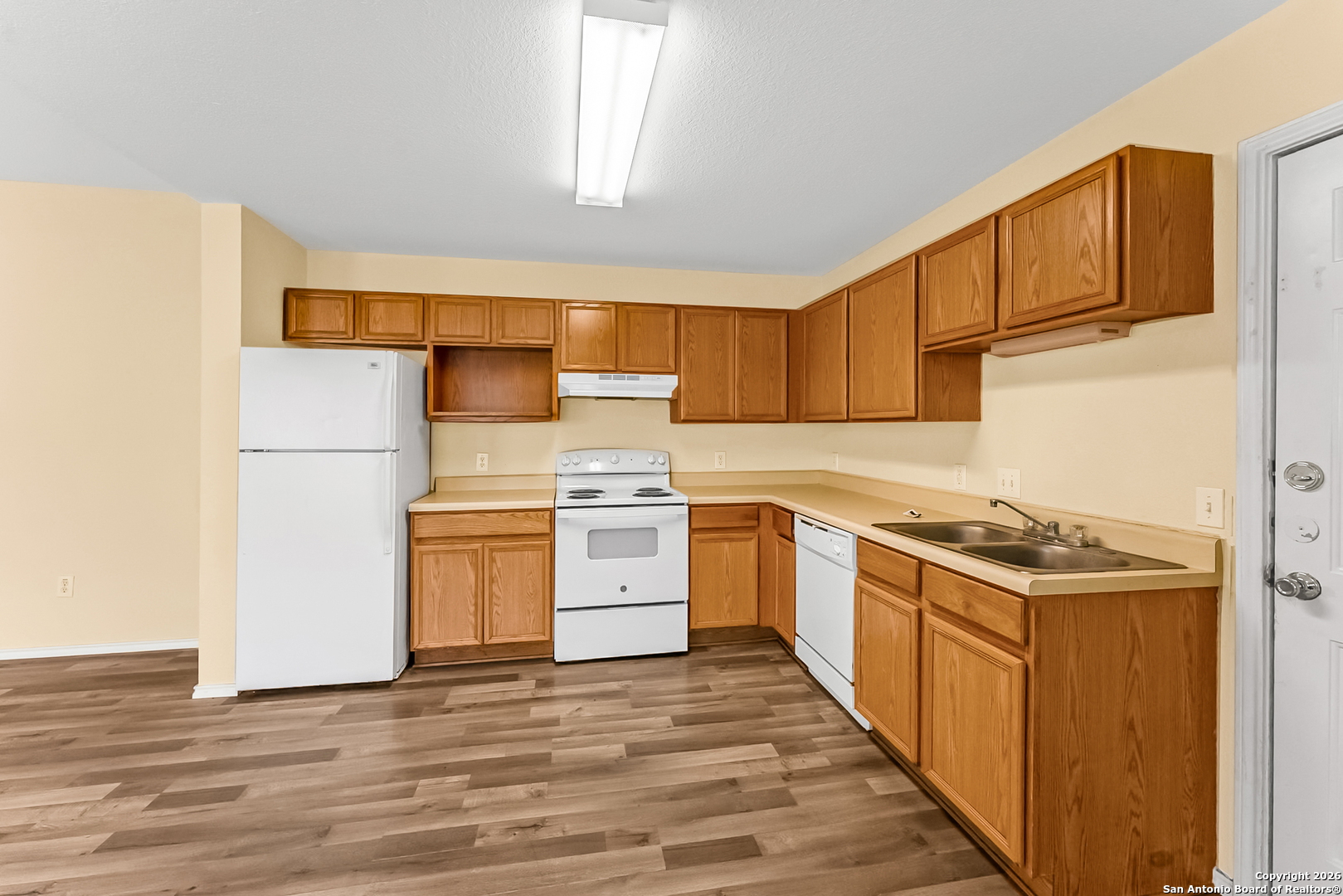 3812 Maverick Crk Road San Antonio, TX 78247 - Photo 10 of 24 a kitchen with a stove a sink and a refrigerator