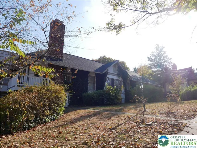 a view of a yard in front of house