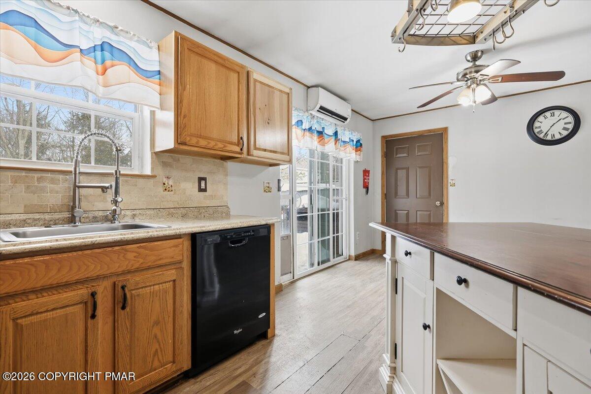 199 Magic Mountain Road Henryville, PA 18332 - Photo 17 of 74 Eat-in kitchen