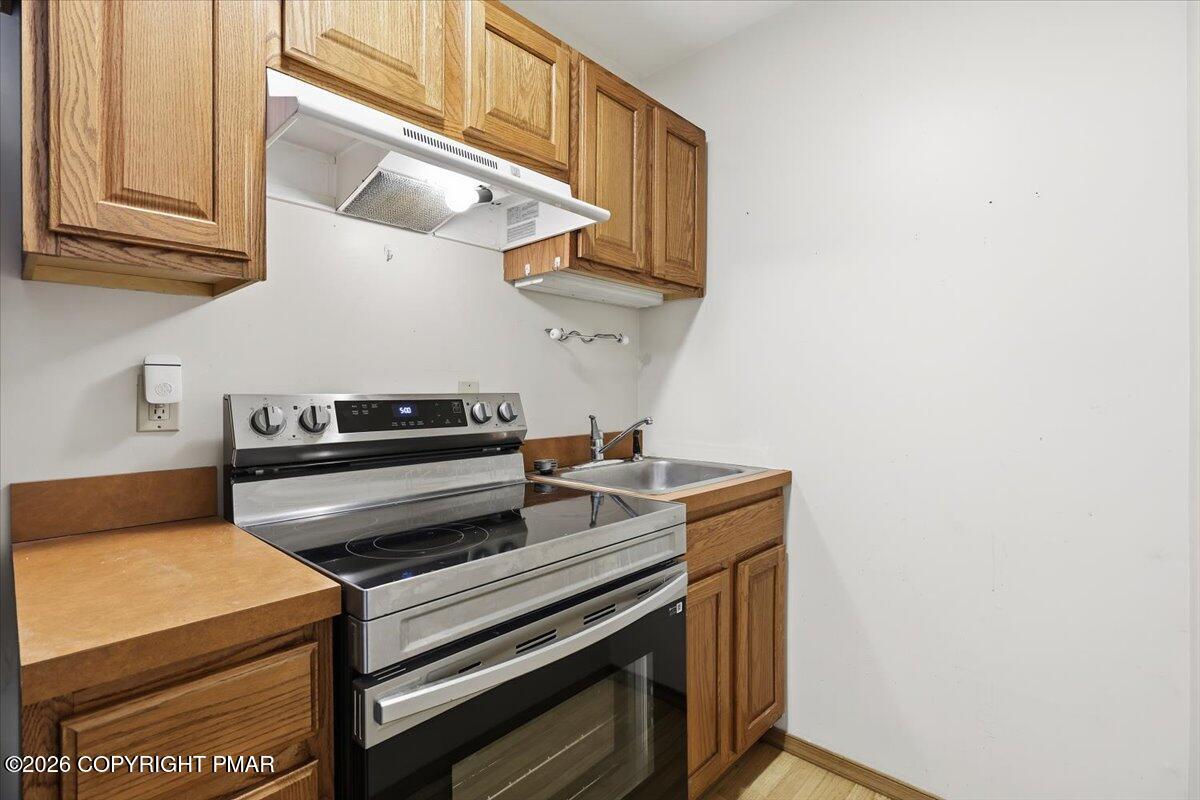 199 Magic Mountain Road Henryville, PA 18332 - Photo 39 of 74 a view of kitchen with wooden floor