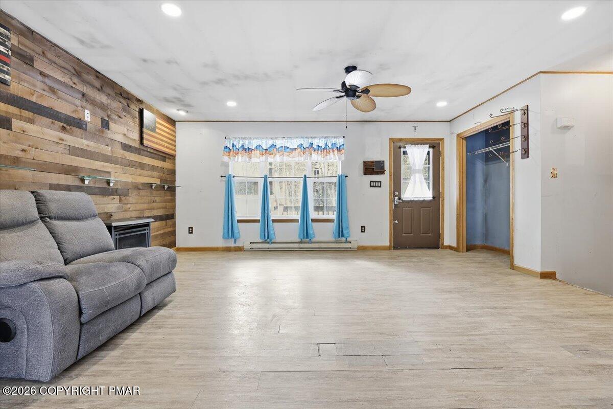 199 Magic Mountain Road Henryville, PA 18332 - Photo 8 of 74 Front entry area