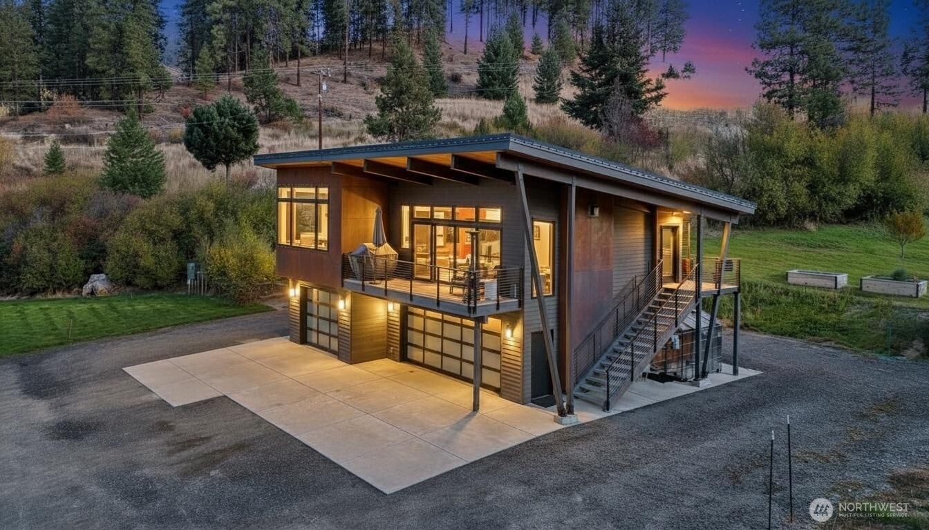 a view of a house with backyard and garden