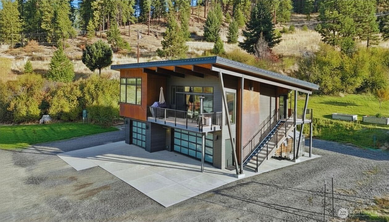 10695 Eagle Creek Road Leavenworth, WA 98826 - Photo 2 of 39 front view of a house with a yard