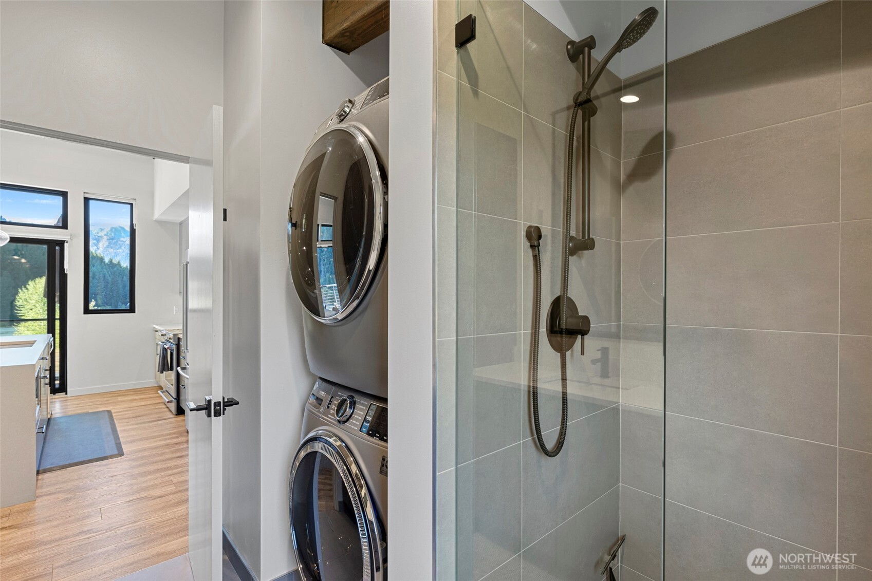 10695 Eagle Creek Road Leavenworth, WA 98826 - Photo 22 of 39 a bathroom with a washer and dryer