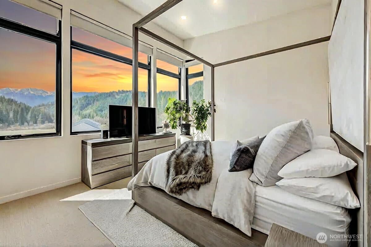 10695 Eagle Creek Road Leavenworth, WA 98826 - Photo 23 of 39 a living room with furniture and a large window