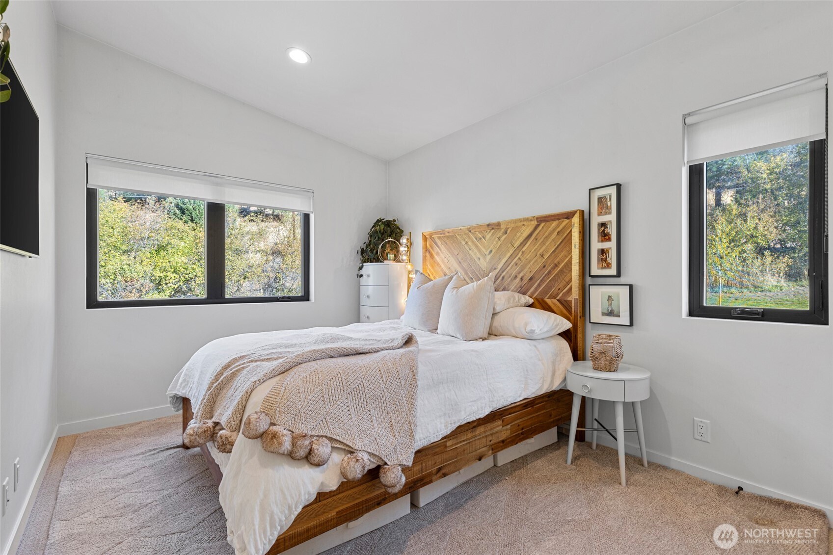10695 Eagle Creek Road Leavenworth, WA 98826 - Photo 27 of 39 a bedroom with a bed and a window
