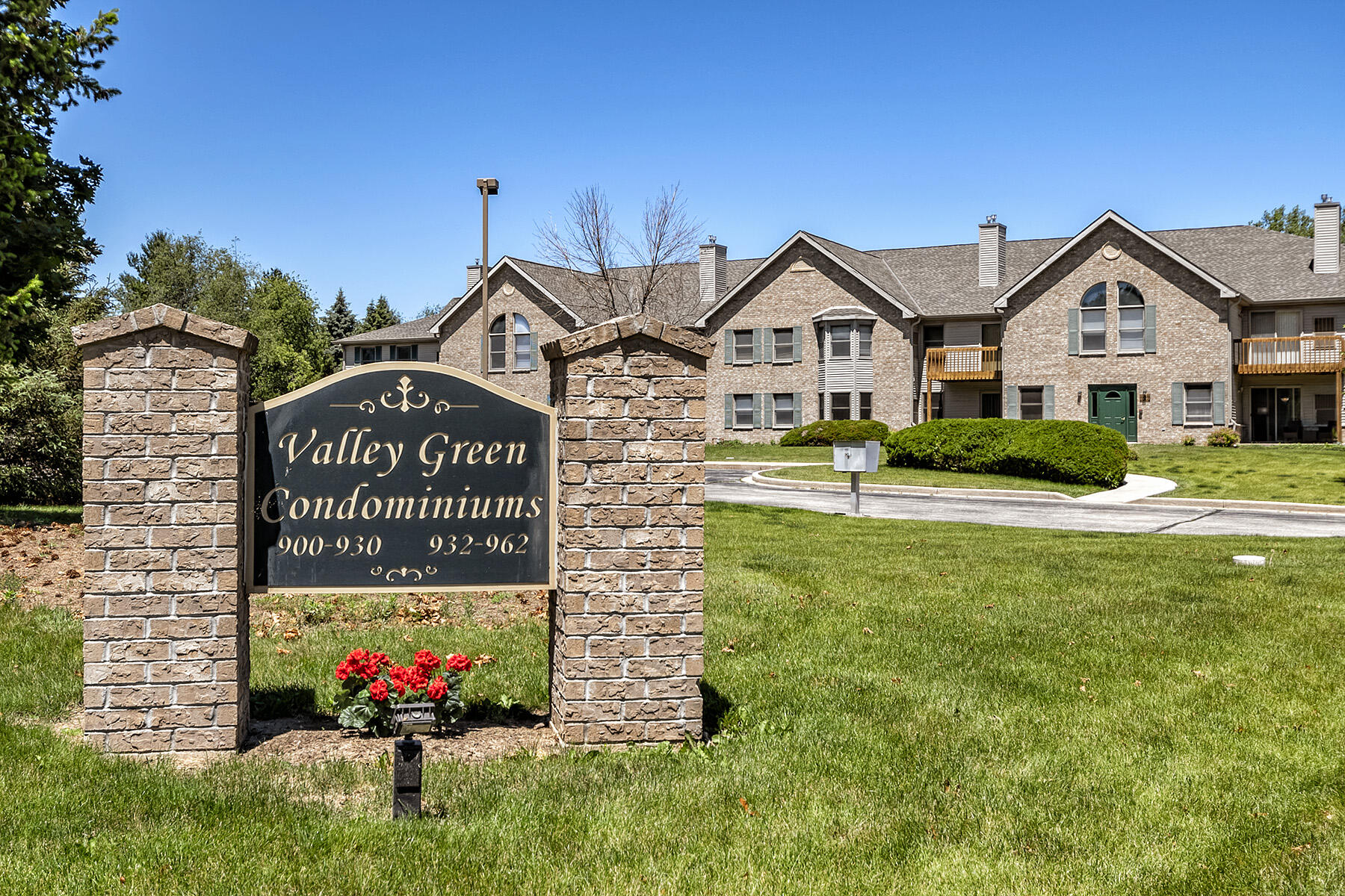 922 Oconomowoc Parkway, Unit 922, Oconomowoc, WI 53066 Compass