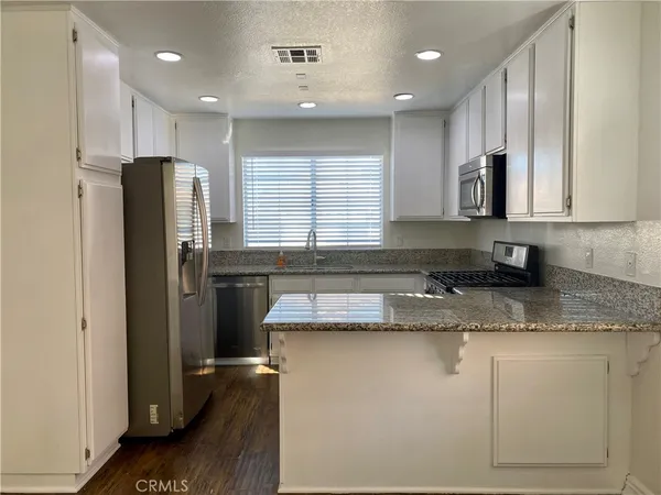 $2,100 | 12382 Wedgewood Lane, Victorville, CA 92395