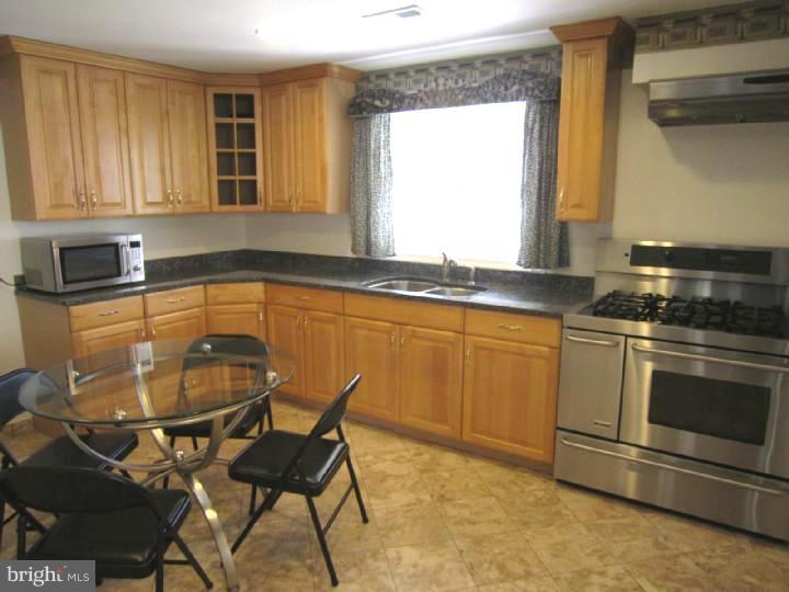 9305 Cloverly Road Philadelphia, PA 19114 - Photo 3 of 25 Gallery Image 3