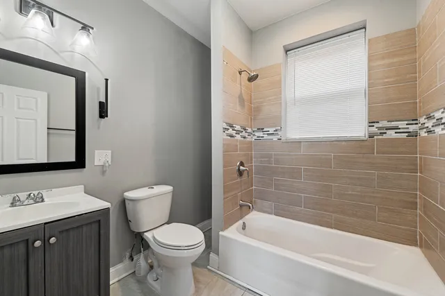 $2,100 | 7515 South Essex Avenue, Unit 2, Chicago, IL 60649