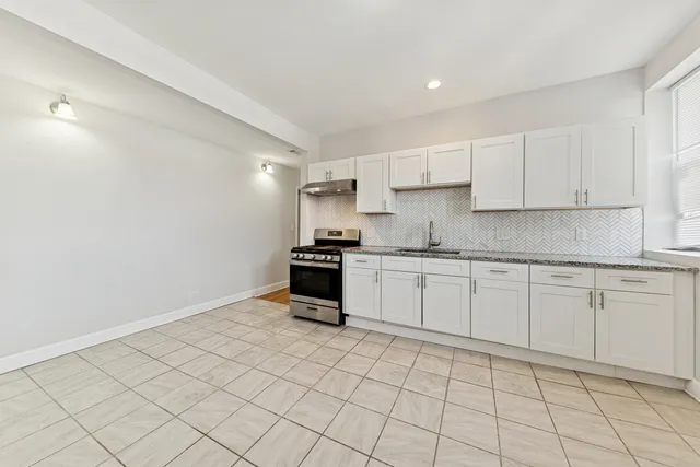 $2,100 | 7515 South Essex Avenue, Unit 2, Chicago, IL 60649
