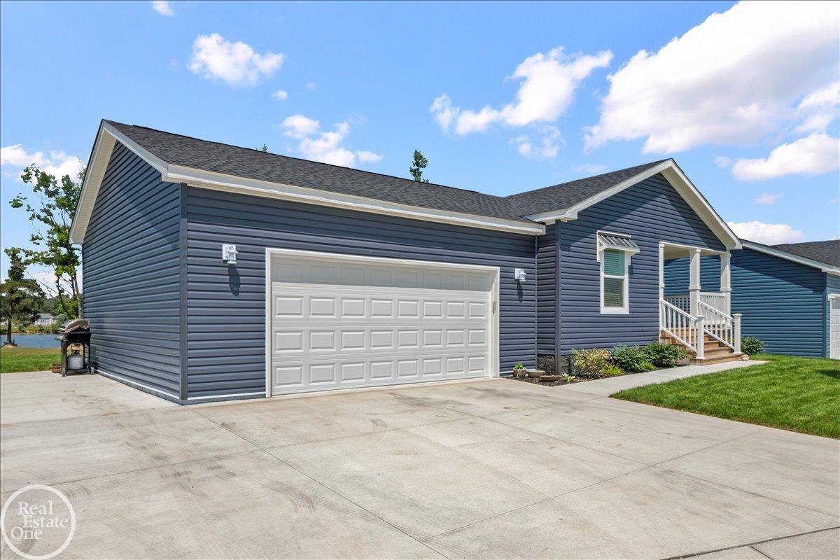 184 Riviera Drive Lapeer, MI 48446 - Photo 3 of 35 50214279-4b832919-ba08-437c-b189-b97df9eea23e.JPG