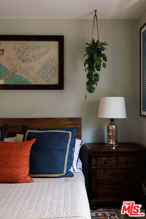 36 Navy Street, Unit 4 Venice, CA 90291 - Photo 18 of 37 a bed room with a bed and a lamp