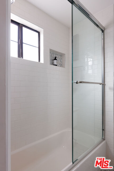 36 Navy Street, Unit 4 Venice, CA 90291 - Photo 22 of 37 a bathroom with a bathtub