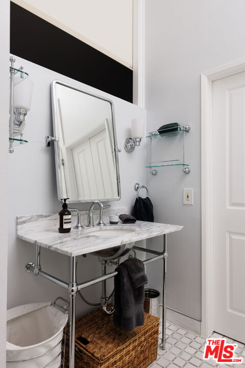 36 Navy Street, Unit 4 Venice, CA 90291 - Photo 25 of 37 a bathroom with a sink vanity granite and a mirror