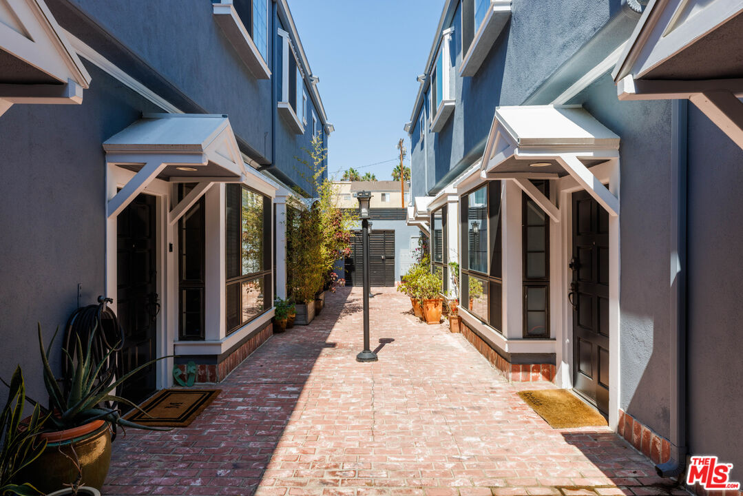36 Navy Street, Unit 4 Venice, CA 90291 - Photo 34 of 37 a view of a porch with a bench