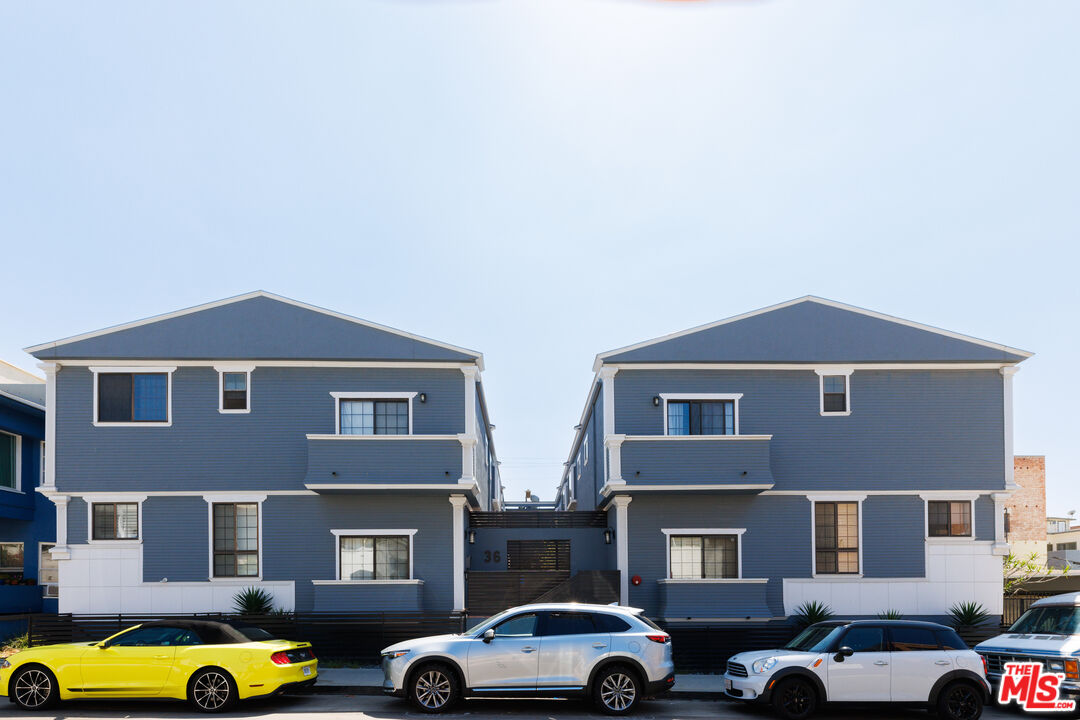 36 Navy Street, Unit 4 Venice, CA 90291 - Photo 35 of 37 a front view of a building with cars parked