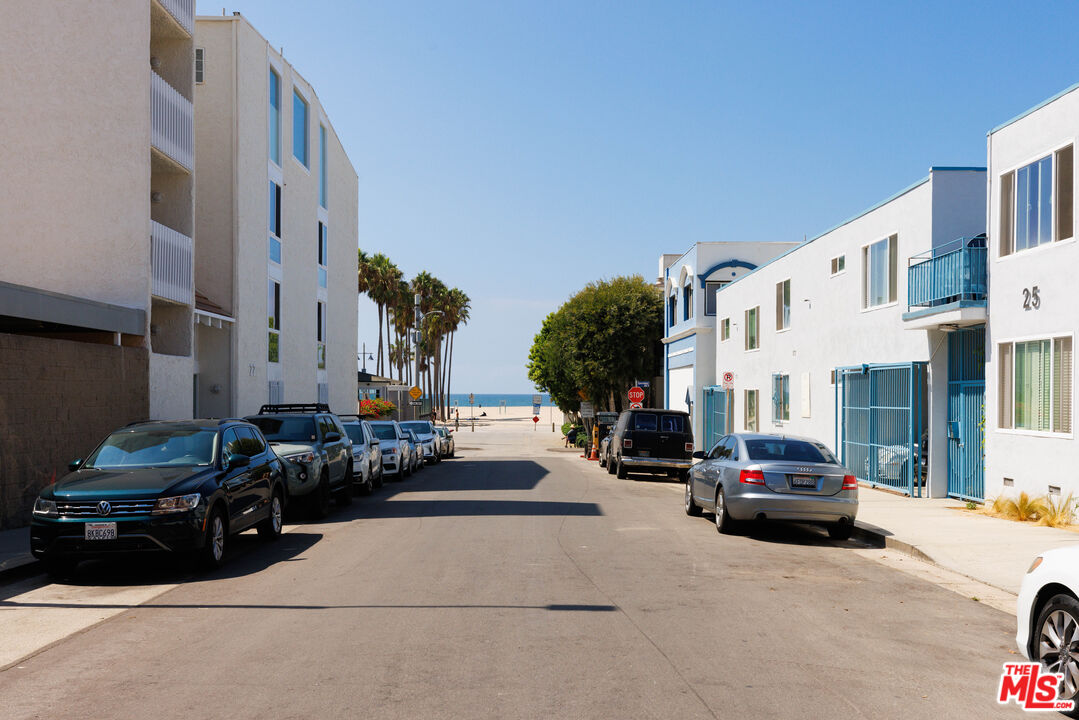 36 Navy Street, Unit 4 Venice, CA 90291 - Photo 36 of 37 a view of a cars park in front of a building