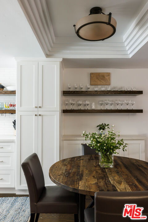 36 Navy Street, Unit 4 Venice, CA 90291 - Photo 8 of 37 a kitchen with a table and chairs