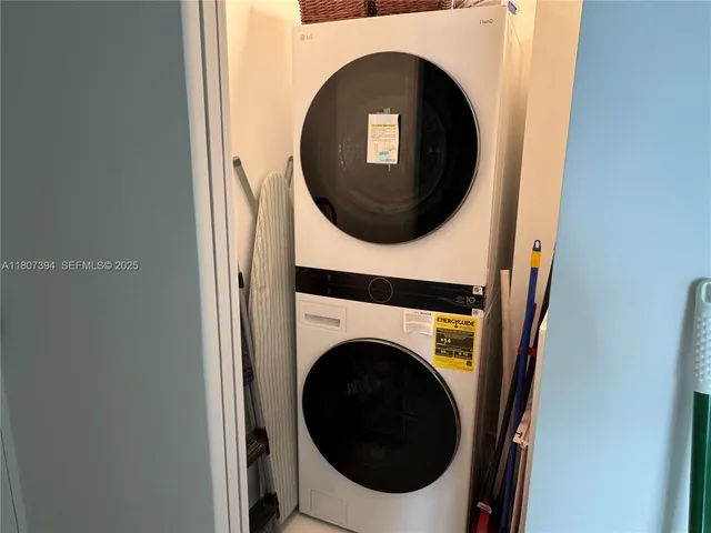 a close up view of a washer and dryer