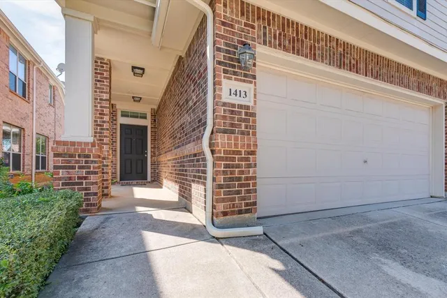 a view of the entrance of the building