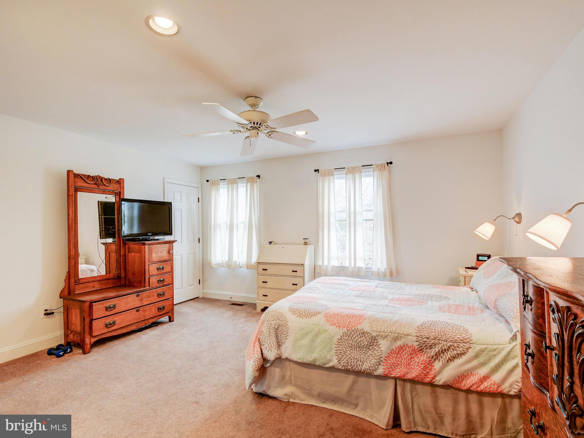 12314 Timber Grove Road Reisterstown, MD 21136 - Photo 25 of 42 Attached reading lights for above the bed!