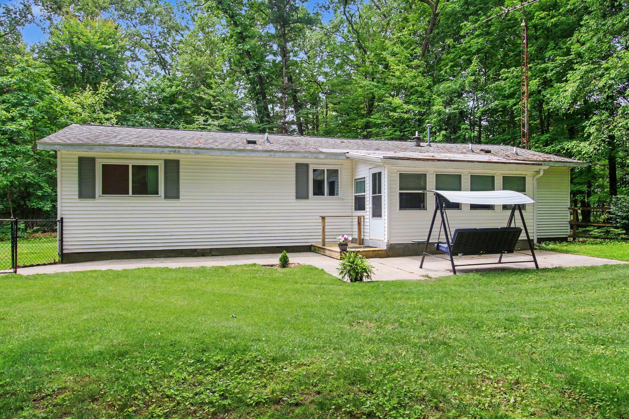 850 West Michillinda Road Muskegon, MI 49445 - Photo 4 of 18 Back of Home