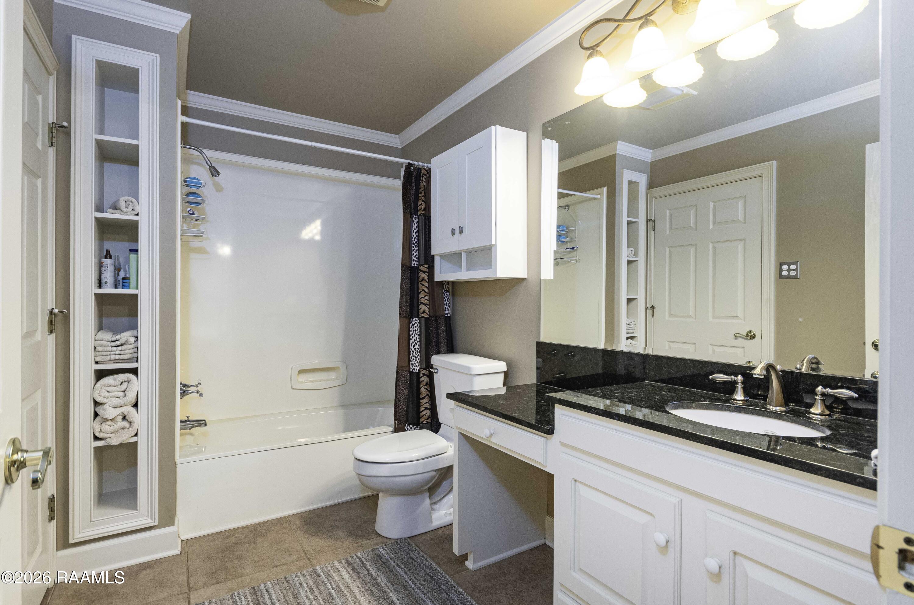 2014 Old Jeanerette Road New Iberia, LA 70563 - Photo 23 of 35 2nd & 3rd Bedroom Bath 1
