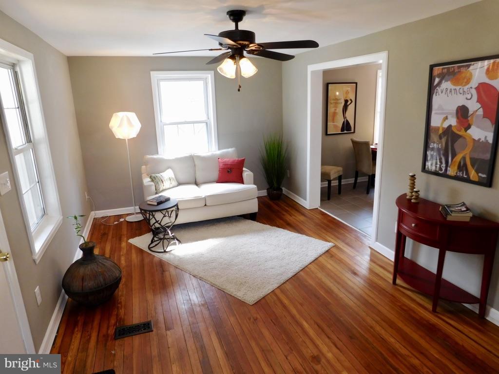 15 Midship Road Baltimore, MD 21222 - Photo 4 of 29 Living Room