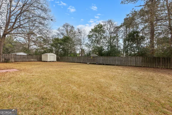 a view of a backyard