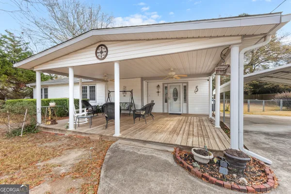 a view of a dinning table and chairs in patio
