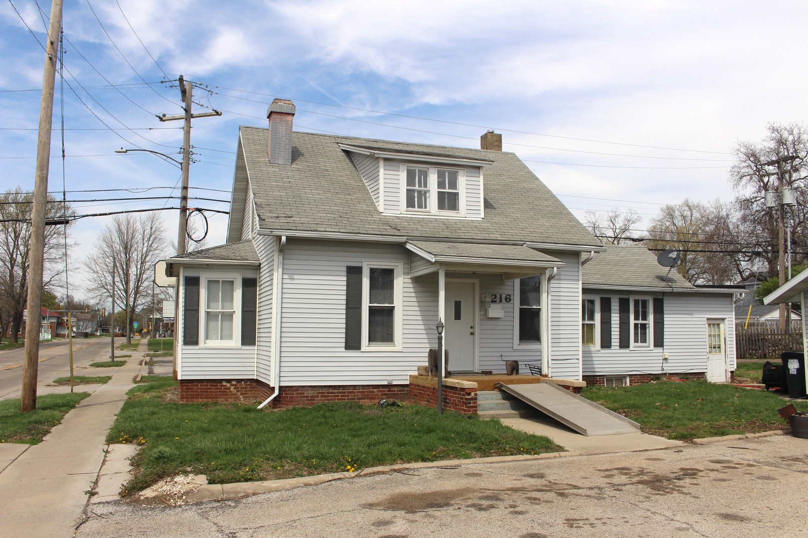 216 South Grant Street Clinton, IL 61727 - Photo 1 of 29 a front view of a house with a yard