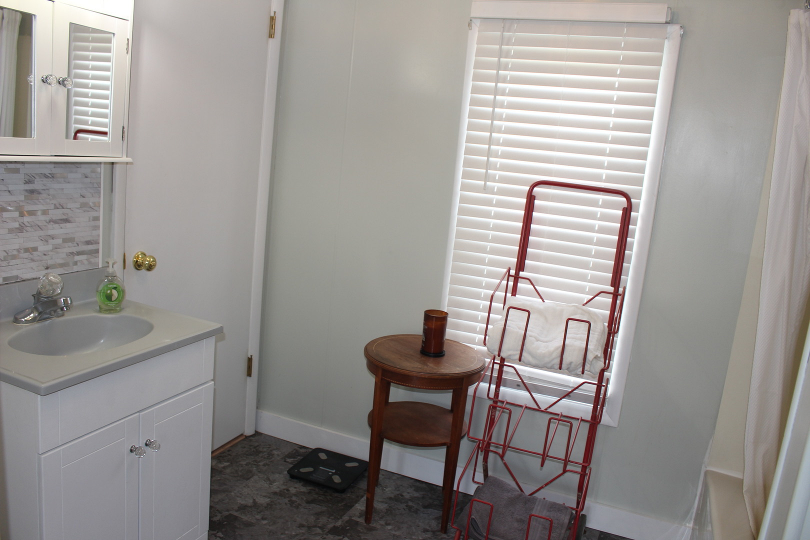 216 South Grant Street Clinton, IL 61727 - Photo 15 of 29 a view of a room that has a table and chair