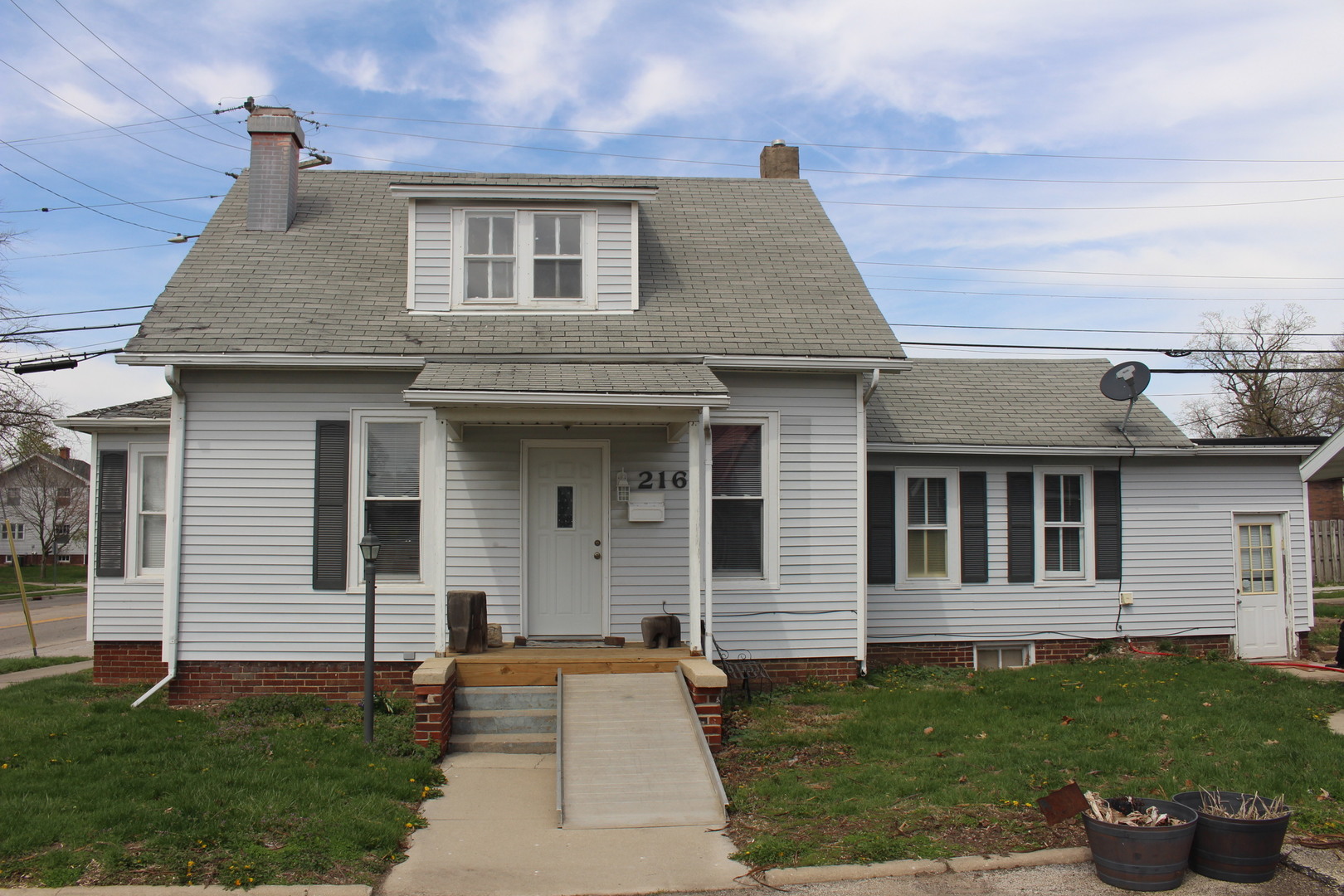 216 South Grant Street Clinton, IL 61727 - Photo 2 of 29 a front view of a house with a yard