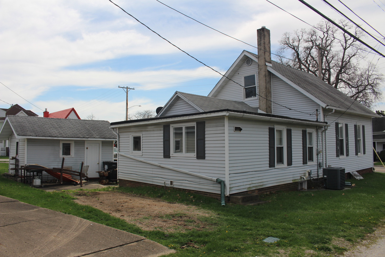 216 South Grant Street Clinton, IL 61727 - Photo 3 of 29 a front view of a house with a garden