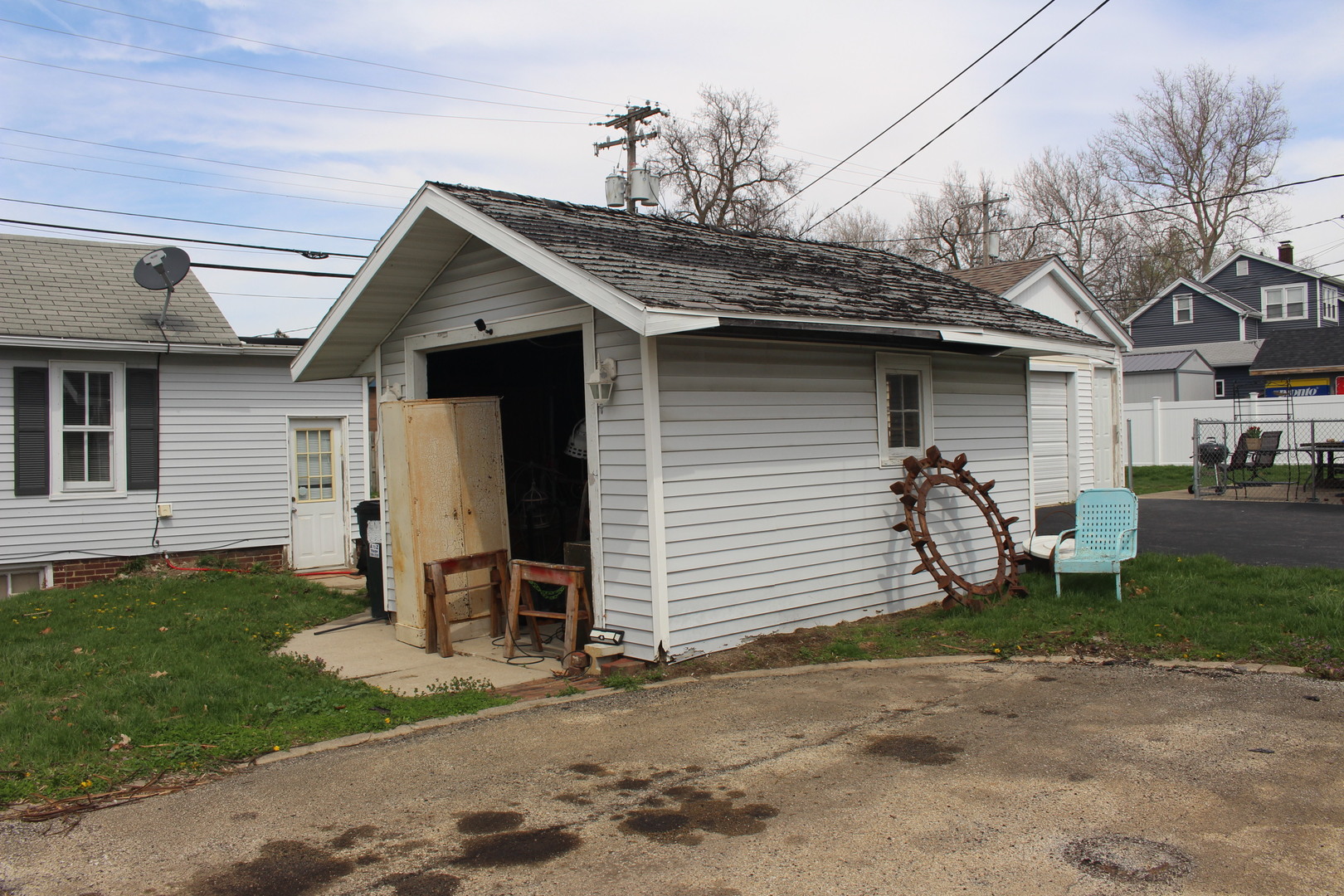216 South Grant Street Clinton, IL 61727 - Photo 4 of 29 a view of a house with a patio