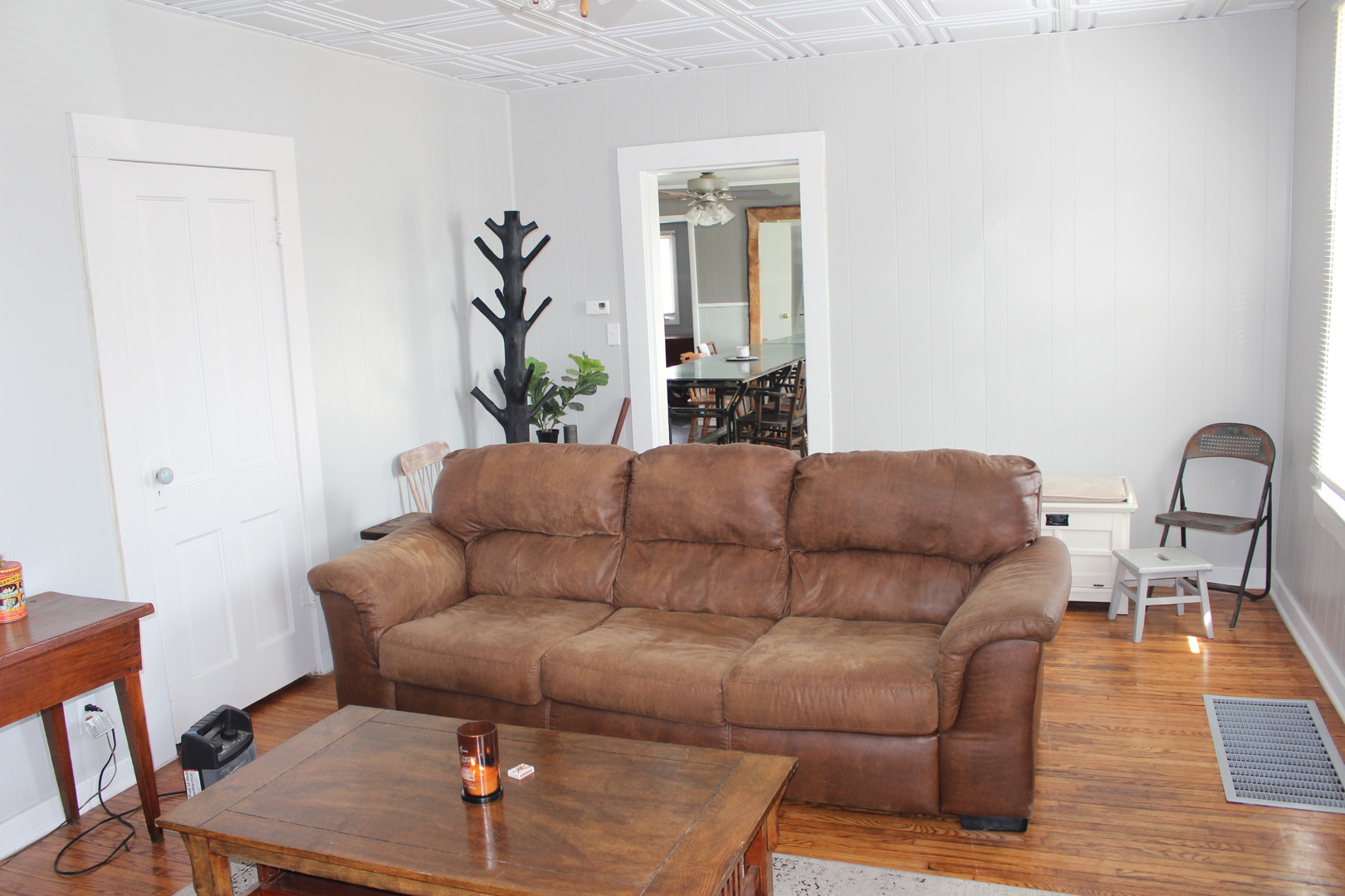 216 South Grant Street Clinton, IL 61727 - Photo 7 of 29 a living room with furniture