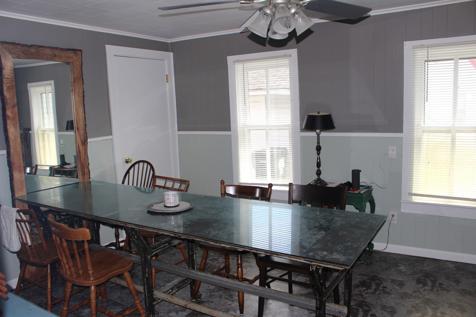 216 South Grant Street Clinton, IL 61727 - Photo 9 of 29 a dining room with furniture and window
