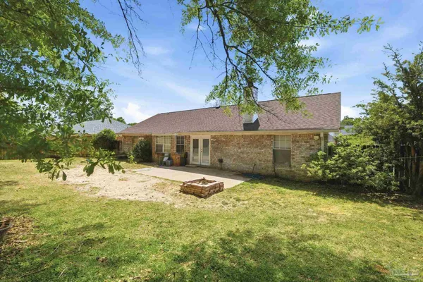 a view of a backyard