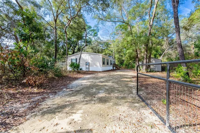a view of a backyard