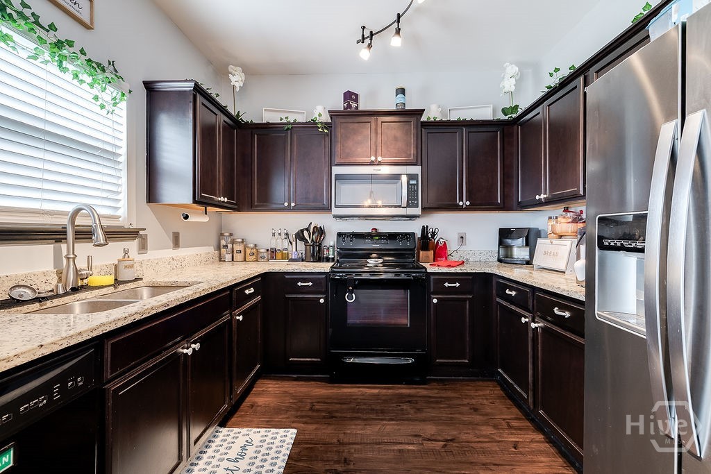 21 Castle Hill Road Savannah, GA 31419 - Photo 11 of 33 Kitchen