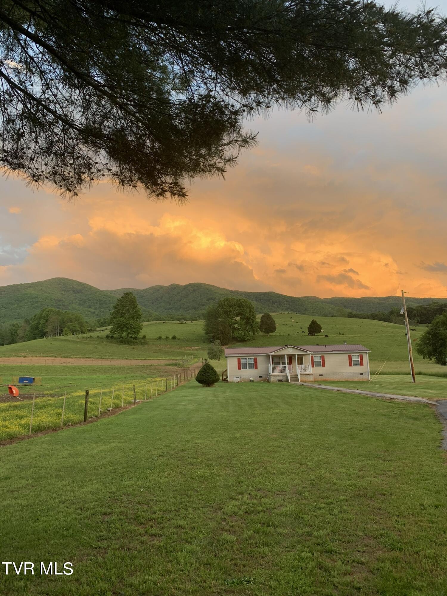 163 Campbell Road Elizabethton, TN 37643 - Photo 2 of 50 sunset
