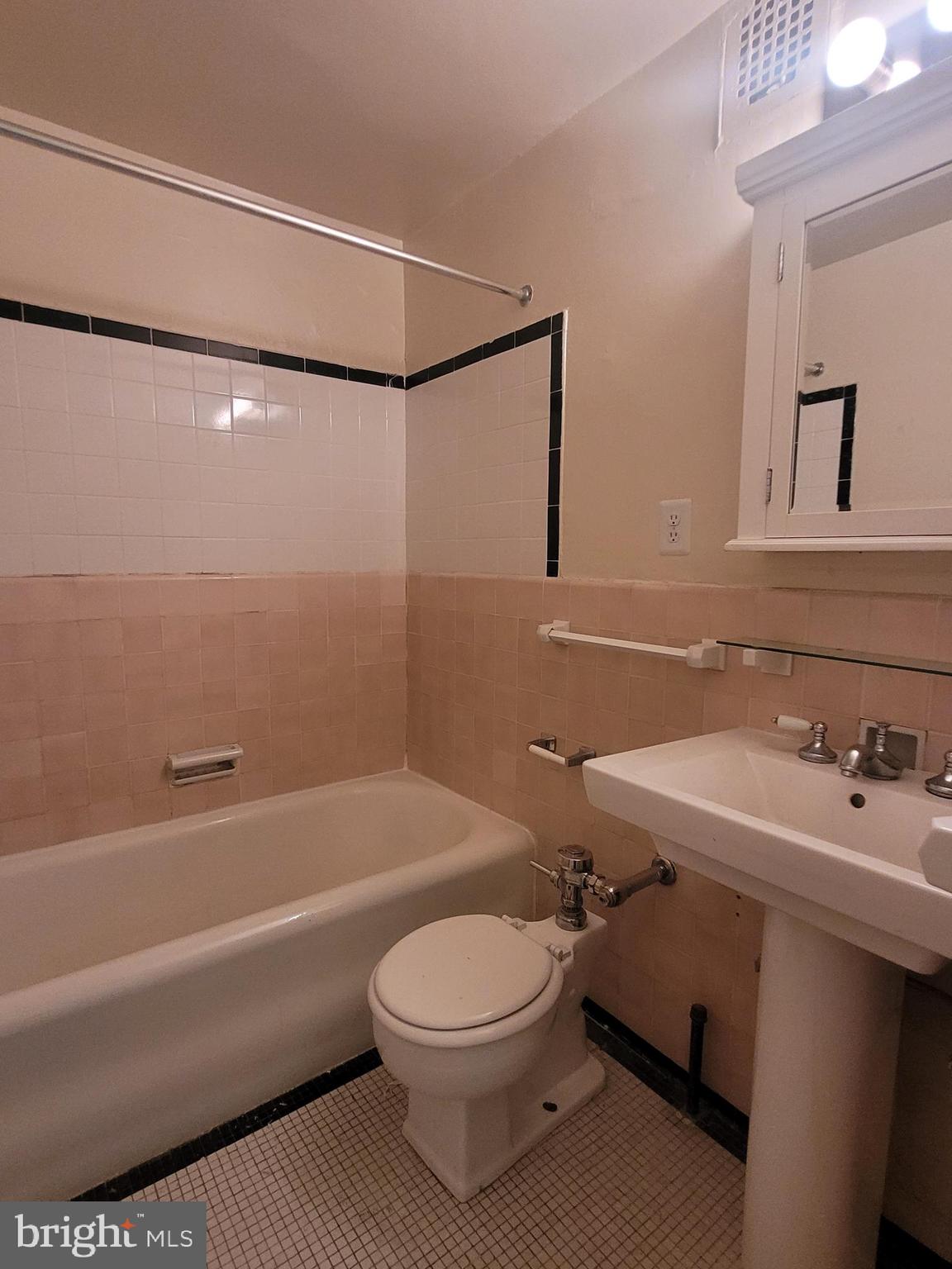 2031 Locust Street, Unit 604 Philadelphia, PA 19103 - Photo 12 of 20