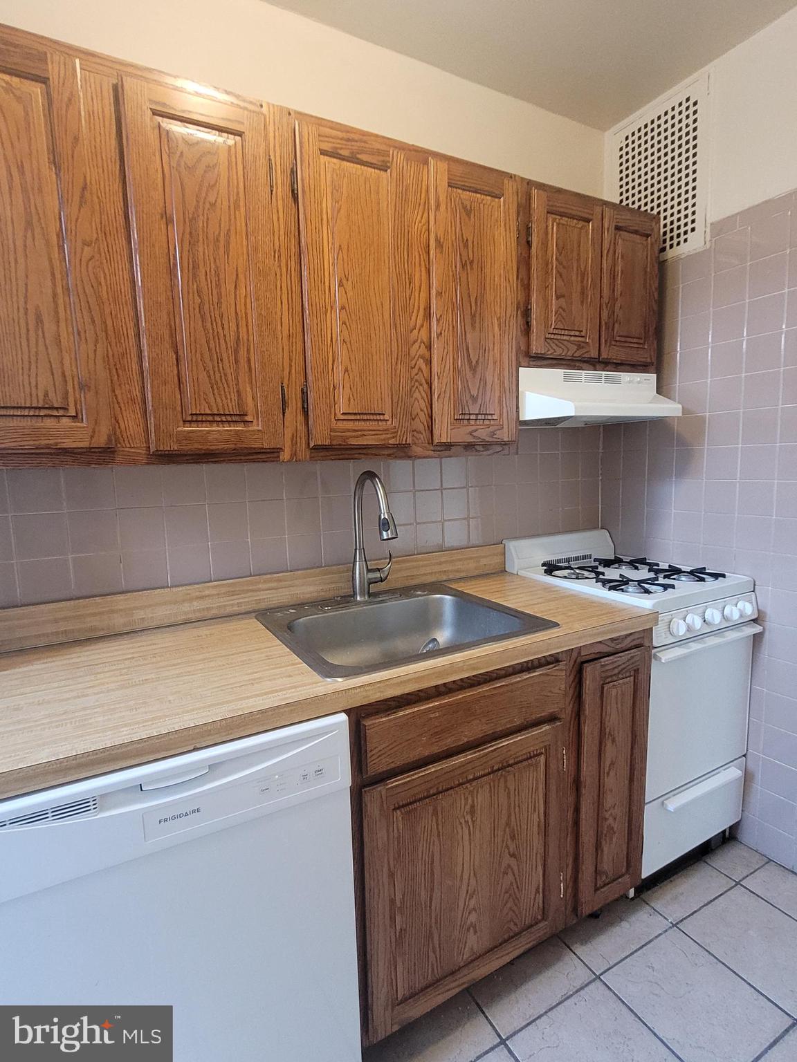 2031 Locust Street, Unit 604 Philadelphia, PA 19103 - Photo 5 of 20